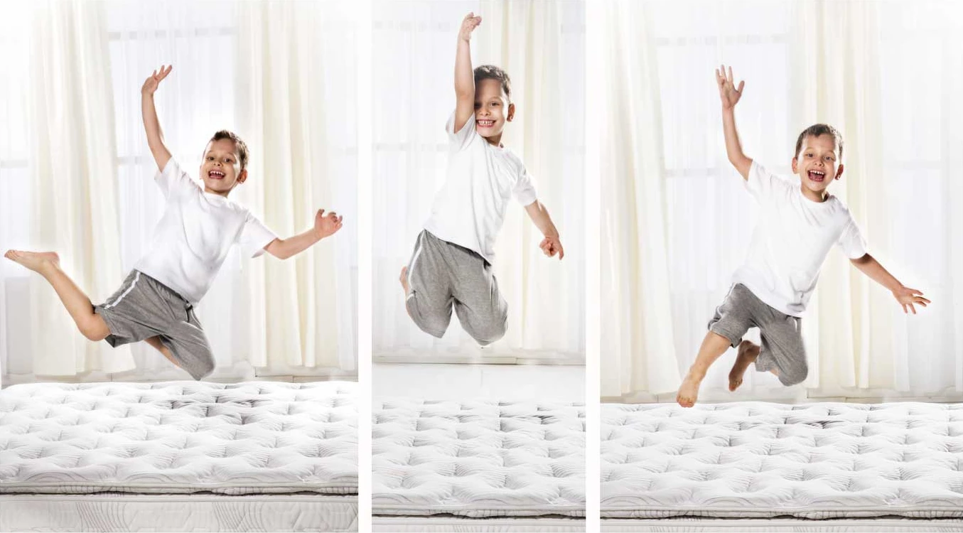 Boldog, ugráló kisfiú